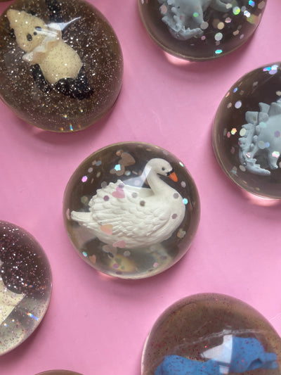 Konges Slojd - Flummi Ball mit Schwan 'BOUNCHING BALL DISPLAY -  SWAN'
