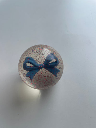 Konges Slojd - Flummi Ball mit Schleife 'BOUNCHING BALL DISPLAY -  BOW'