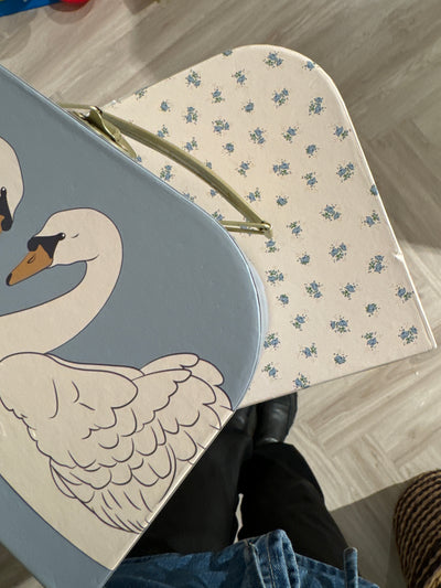 Konges Slojd - Spielzeugkoffer mit Schwänen und Blumen '2 PACK SUITCASE - SWAN'