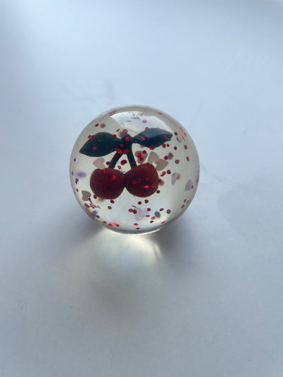 Konges Slojd - Flummi Ball mit Kirsche 'BOUNCHING BALL DISPLAY -  CHERRY'
