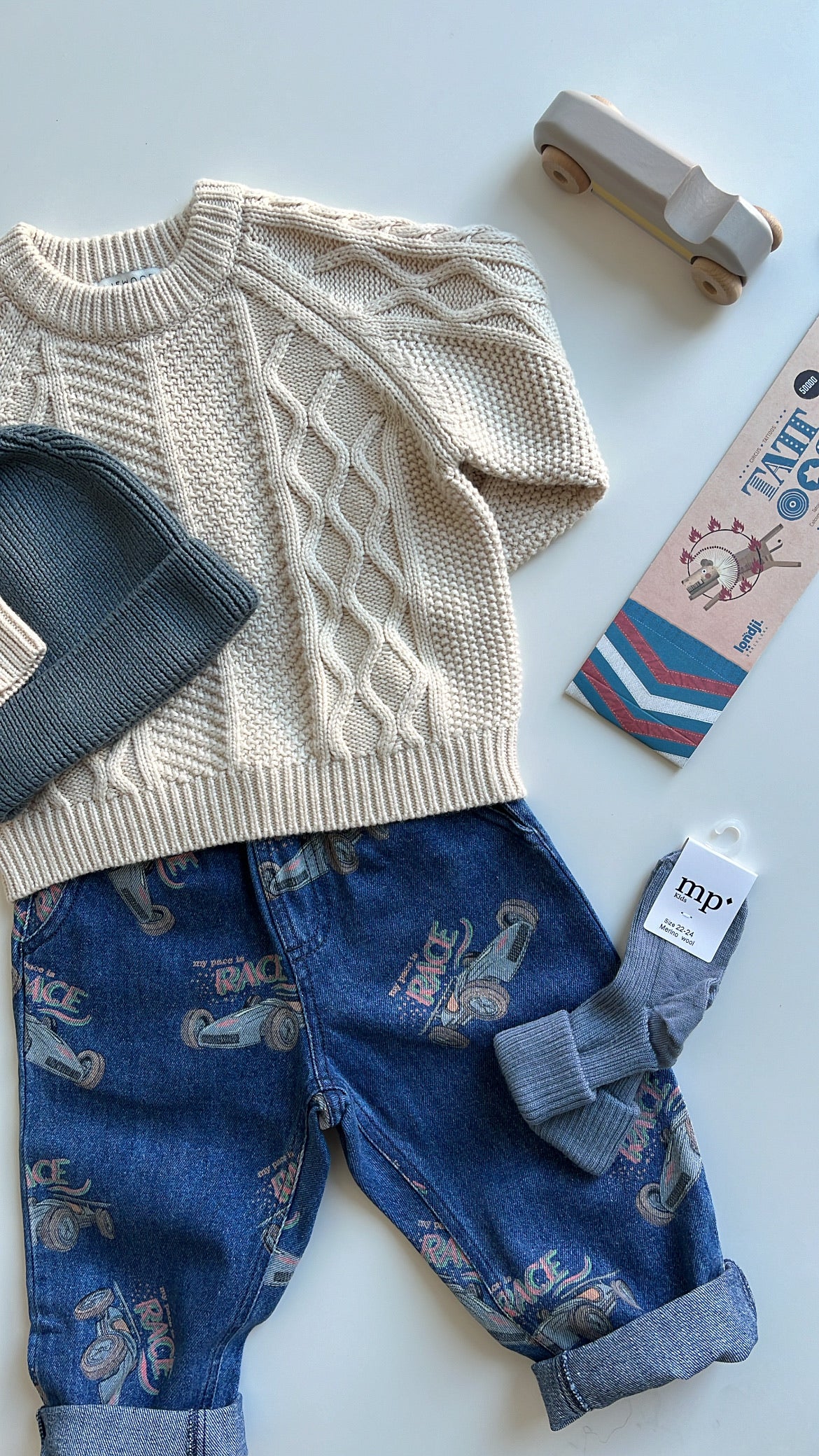 Konges Slojd - Jeans mit Rennautos 'MAGOT PANTS GOTS - Race Denim'