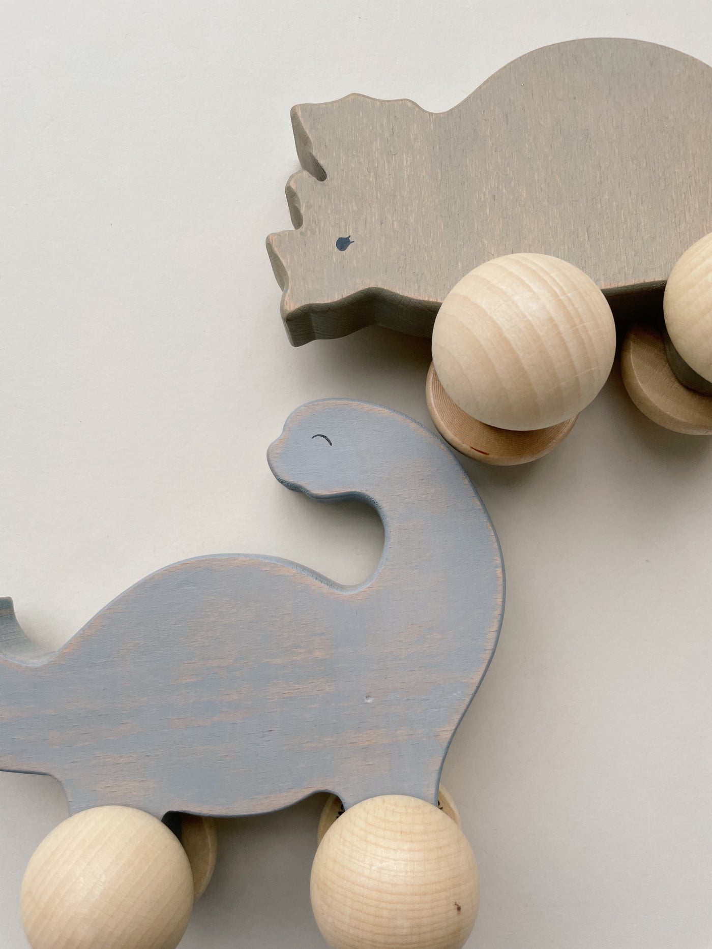 Konges Slojd - Teckel mit Dinos aus Holz 'ROLLING DINO FAMILY FSC - BLUE'