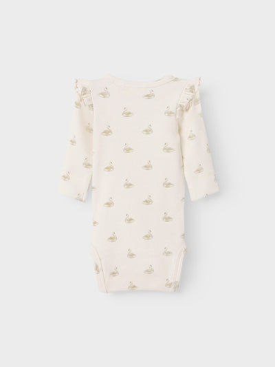 Lil Atelier - Langarm Body mit Schwänen 'NBFGAVO EKO LS SLIM BODY LIL NOOS - Pastel Parchment/SWAN'