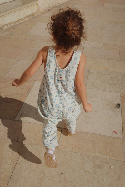 Konges Slojd - Latzhose mit Vergissmeinnicht 'RHW x KS MIOBLU OVERALLS GOTS - FORGET ME NOT'