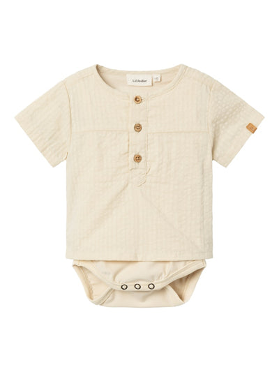 Lil Atelier - T-shirt Body mit Knöpfen 'NBMHOMAN SS LOOSE BODY SHIRT LIL -  Bleached Sand'