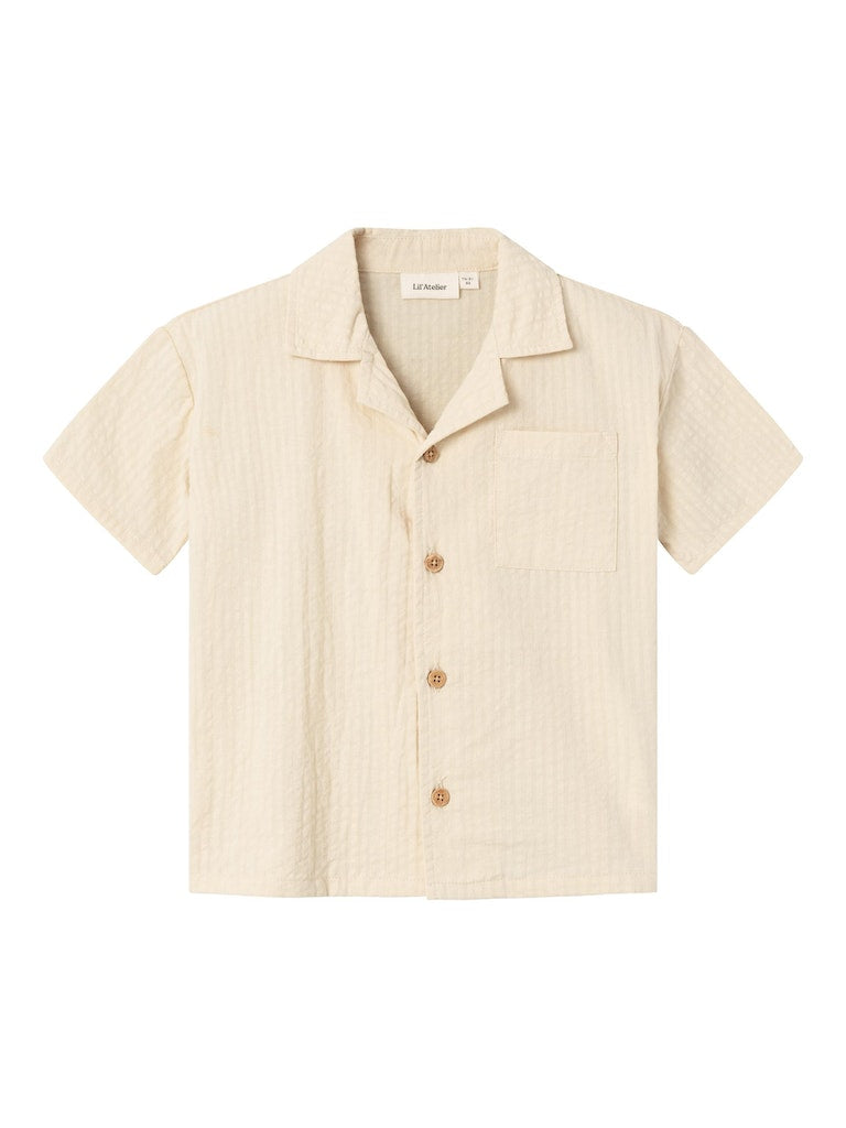 Lil Atelier - T-shirt mit Knöpfen 'NMMHOMAN SS LOOSE SHIRT LIL - Bleached Sand'