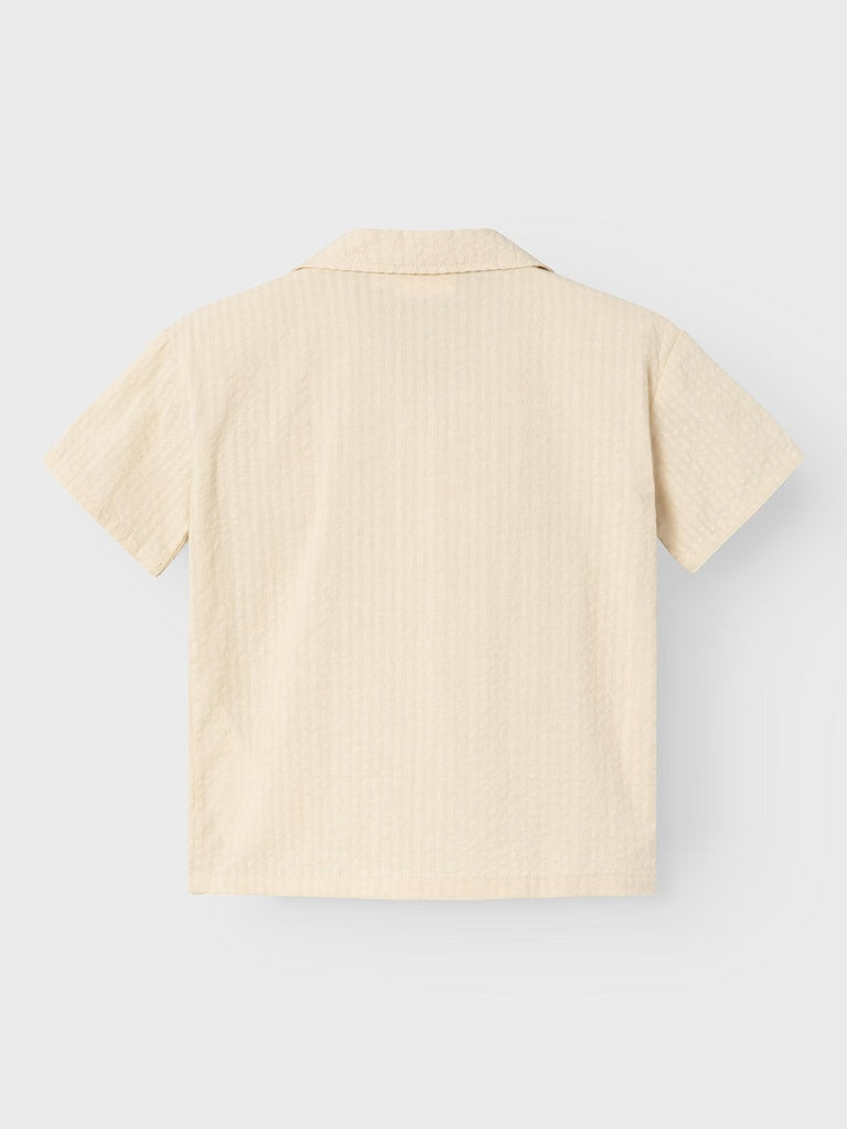 Lil Atelier - T-shirt mit Knöpfen 'NMMHOMAN SS LOOSE SHIRT LIL - Bleached Sand'