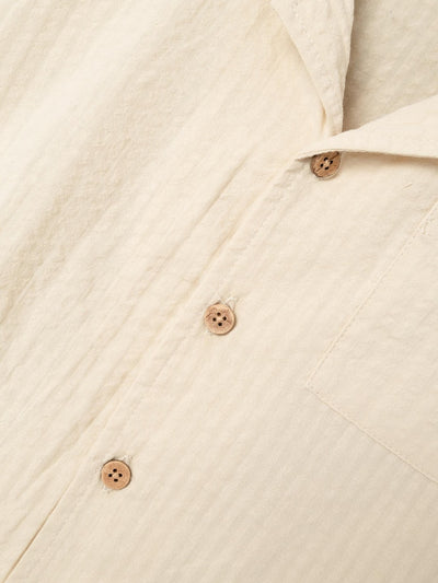 Lil Atelier - T-shirt mit Knöpfen 'NMMHOMAN SS LOOSE SHIRT LIL - Bleached Sand'