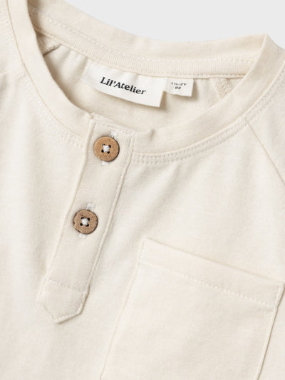 Lil Atelier - T-shirt mit Knöpfen 'NMMDELLO SS TOP LIL - Coconut Milk'