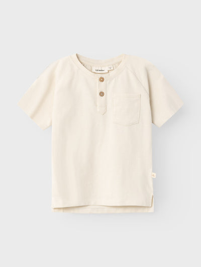 Lil Atelier - T-shirt mit Knöpfen 'NMMDELLO SS TOP LIL - Coconut Milk'