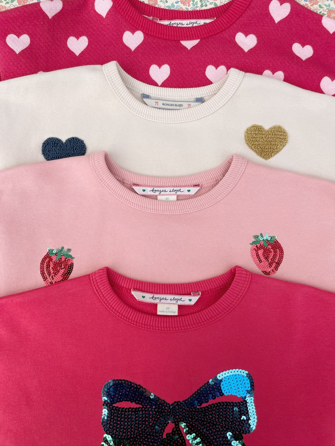 Konges Slojd - Sweatshirt mit Erdbeeren 'LOU SEQUIN SWEAT SHIRT OCS - MELLOW ROSE'