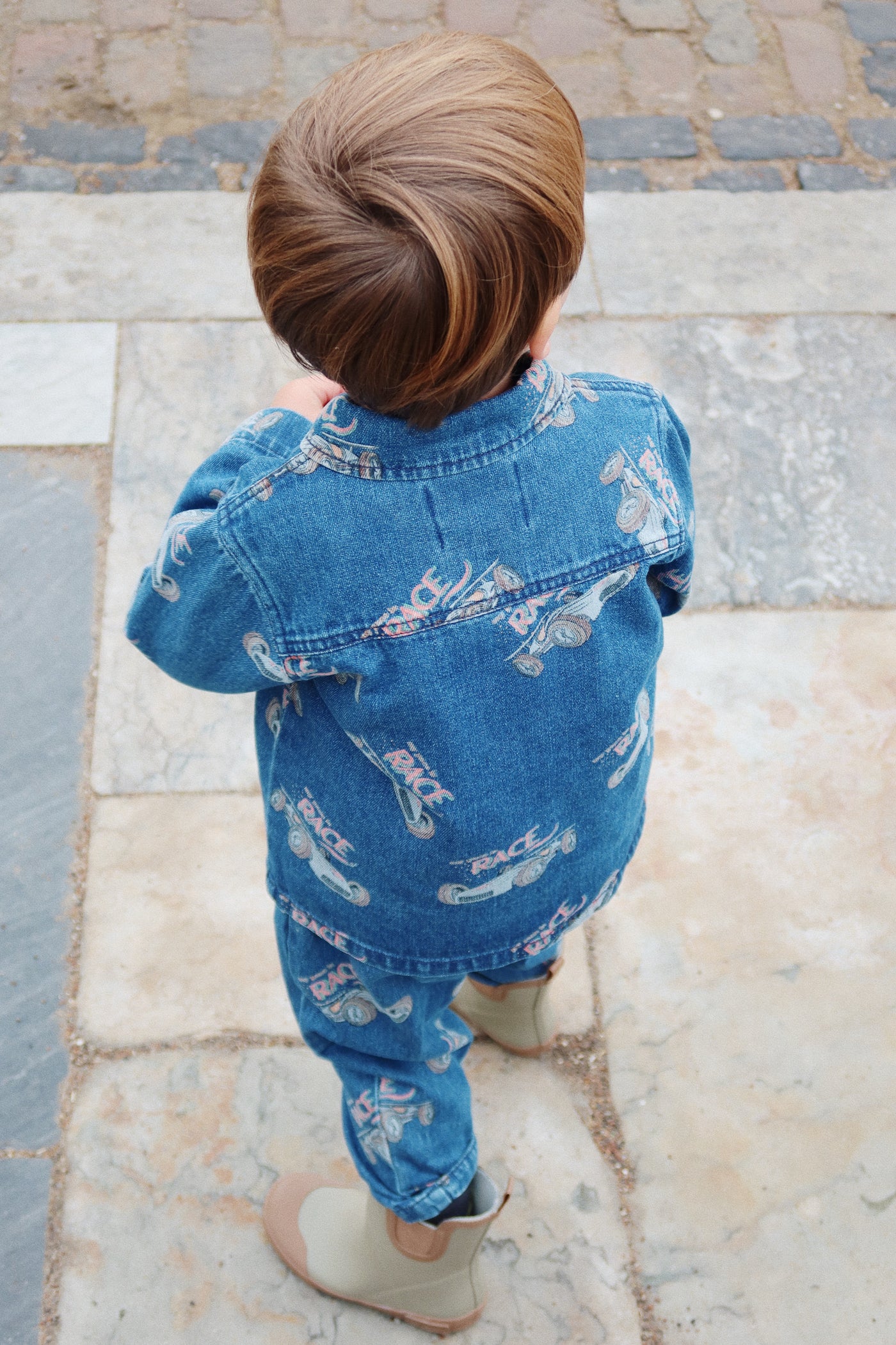 Konges Slojd - Jeans mit Rennautos 'MAGOT PANTS GOTS - Race Denim'