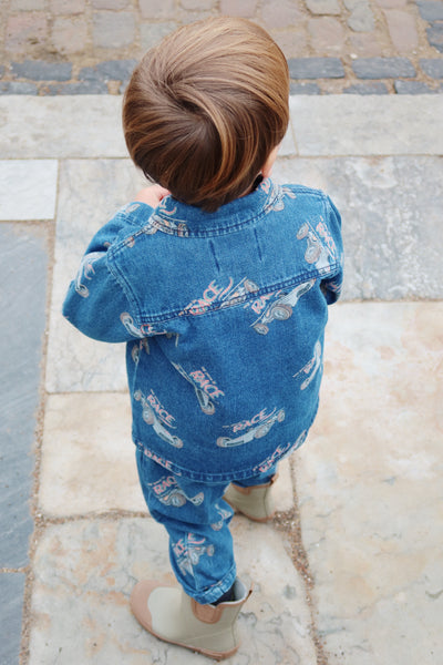 Konges Slojd - Jeans mit Rennautos 'MAGOT PANTS GOTS - Race Denim'