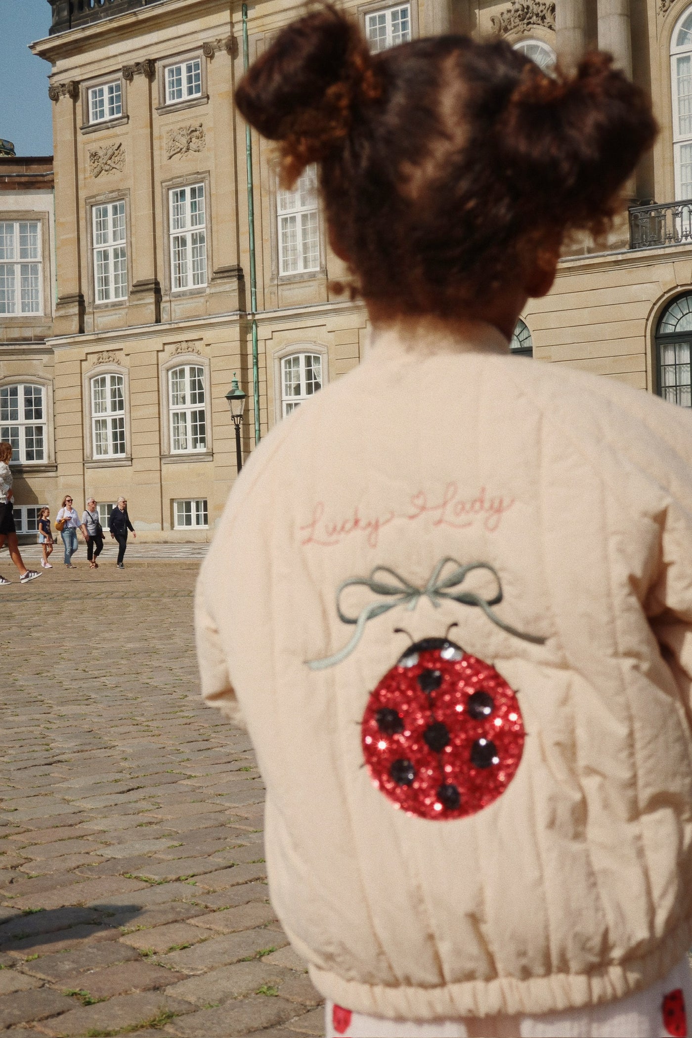 Konges Slöjd - Bomber Jacke mit Marienkäfer 'JUNO SEQUIN BOMBER JACKET - FRAPPÉ'