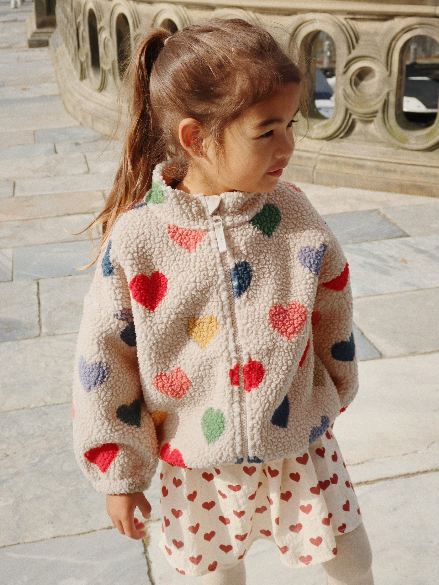 Konges Slöjd - Fleecejacke mit Herzen 'JODY TEDDY JACKET GRS - BON COEUR COLORÉ'