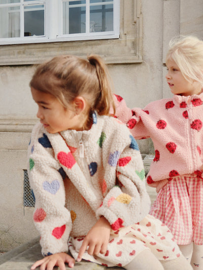 Konges Slöjd - Fleecejacke mit Herzen 'JODY TEDDY JACKET GRS - BON COEUR COLORÉ'