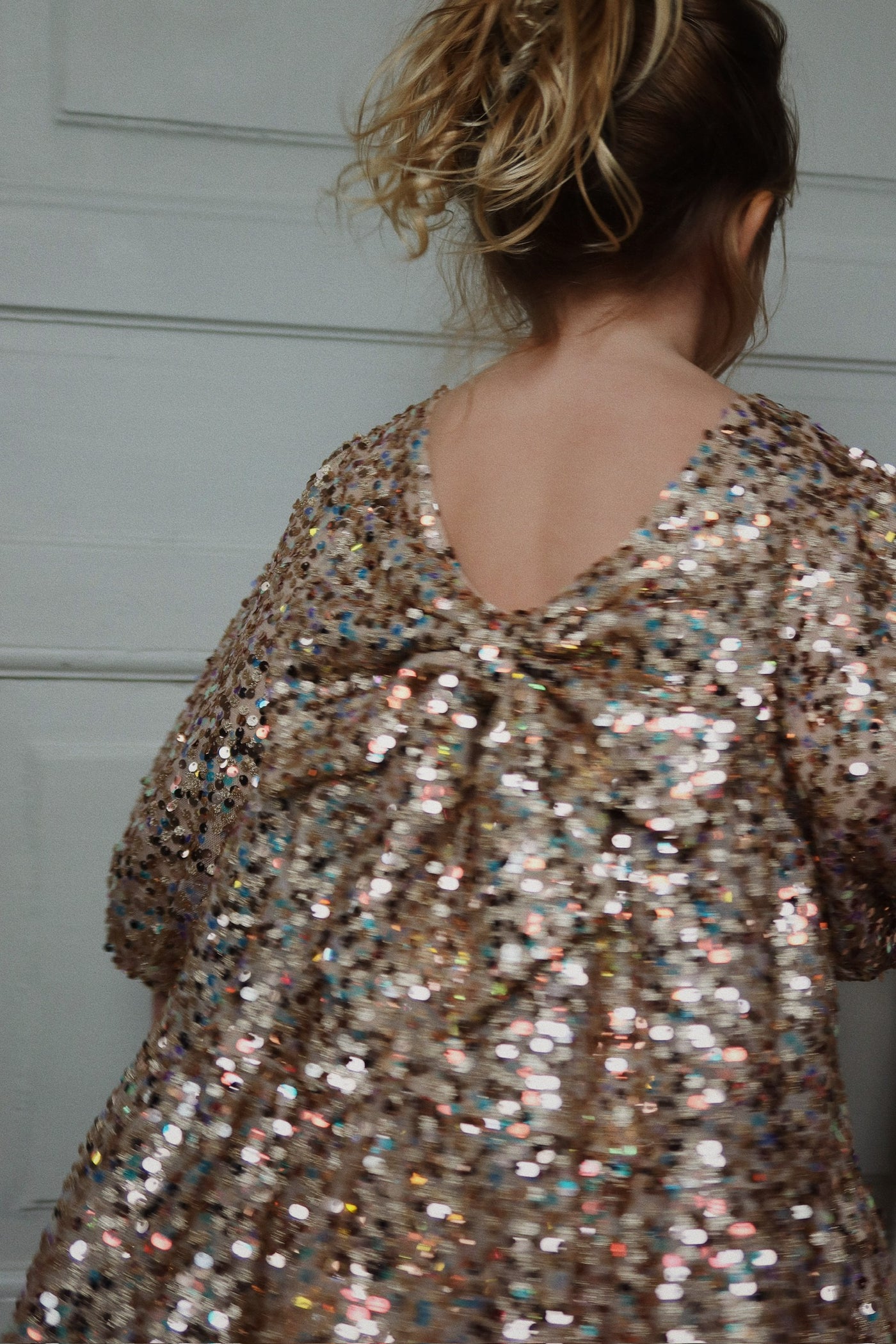 Konges Slojd - Kleid mit Glitzer 'LILA SEQUINS BOW DRESS - GOLD GLITTER'
